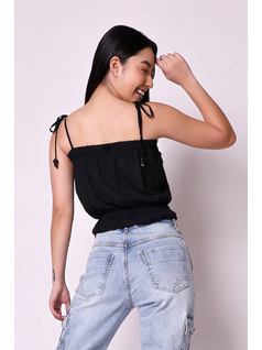 CROP TOP CON VUELOS Y AMARRE back